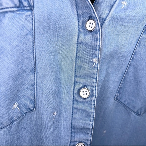 Medium Jachs Girlfriend Blue Lyocell Palm Tree Print Short Sleeve Button Up Top - Picture 5 of 16